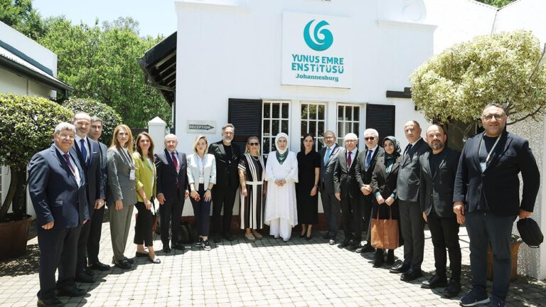 Emine Erdoğan Güney Afrika’da Yunus Emre Enstitüsüne Ziyarette Bulundu