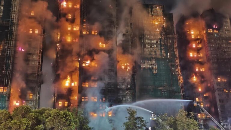 Hong Kong’da yangın faciası: Ölü sayısı 83’e çıktı
