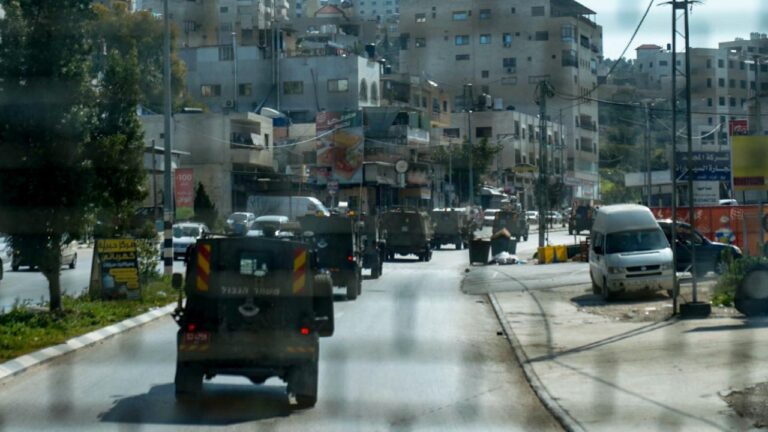 İşgalci İsrail Ordusu Nablus’ta Geniş Çaplı Baskınlar Gerçekleştiriyor