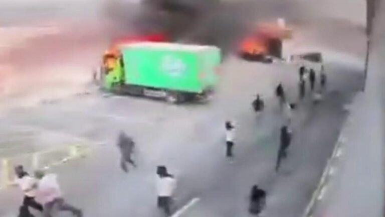 İsrailliler Batı Şeria’da Filistinlilere Saldırdı, Evleri ve Araçları Yakıp Yıktı