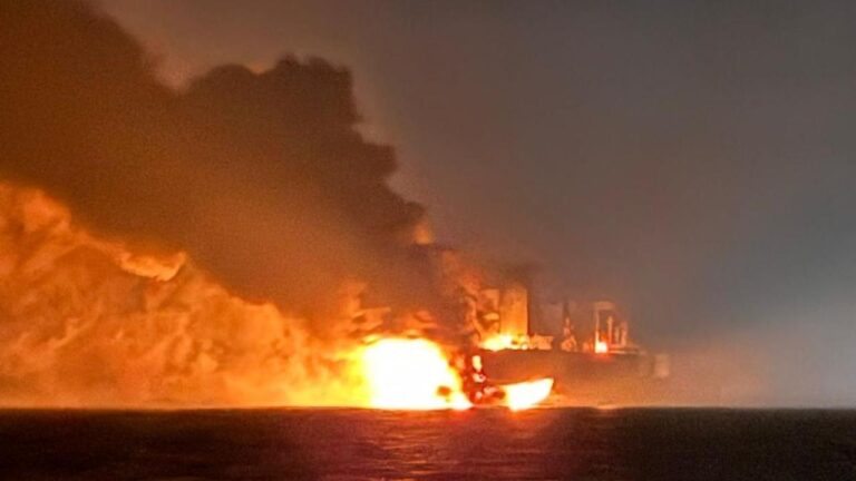 Karadeniz’de 2 gemide yangın: 25 personel tahliye edildi