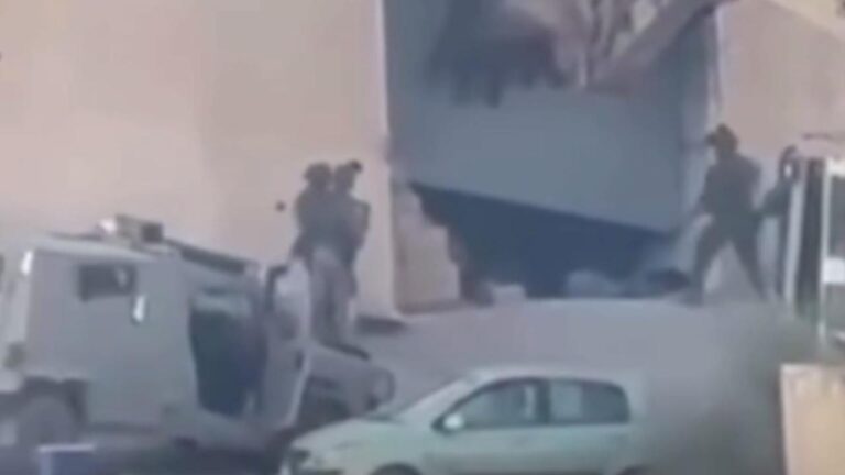 Katil İsrail güçleri ellerini havaya kaldırarak teslim olan 2 Filistinliyi infaz etti
