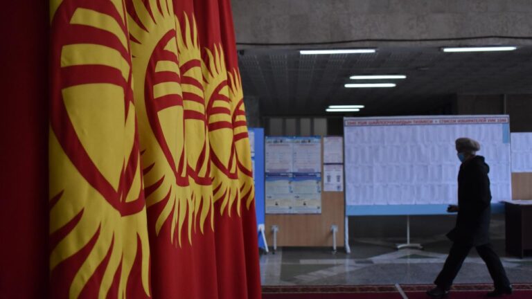 Kırgızistan’da halk erken milletvekili seçimleri için sandık başında