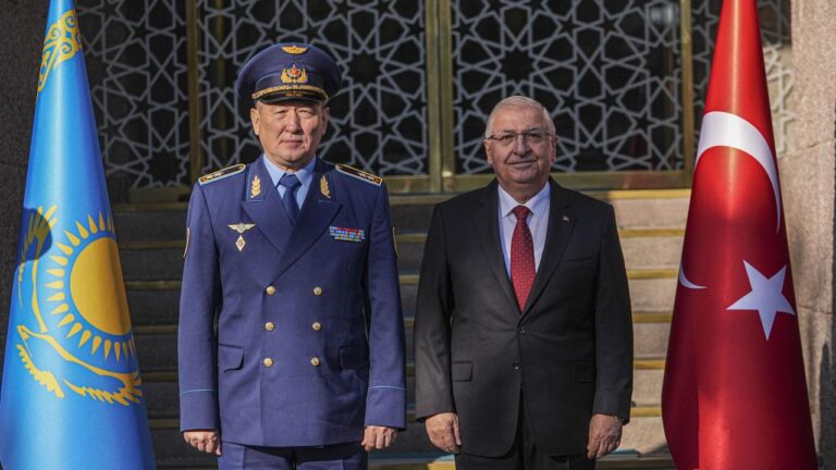 Milli Savunma Bakanı Güler Kazakistanlı Mevkidaşıyla Görüştü