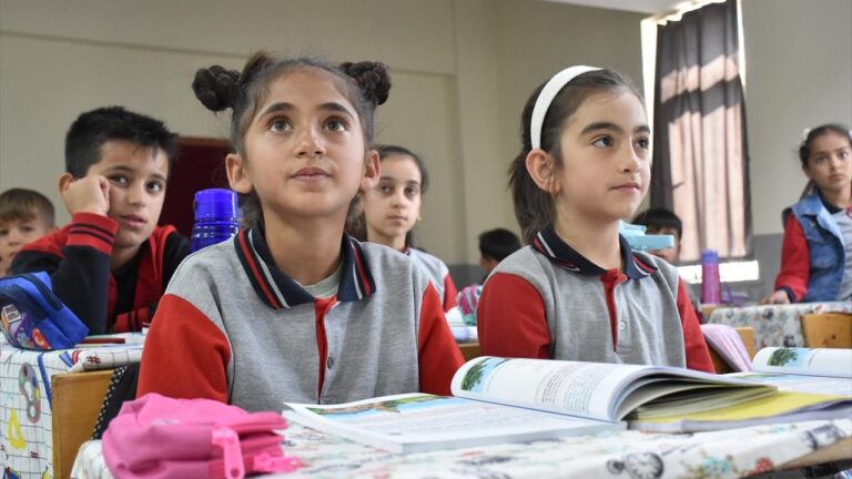 Okul Tatili Sonunda 18 Milyon Öğrenci Derslere Dönüyor