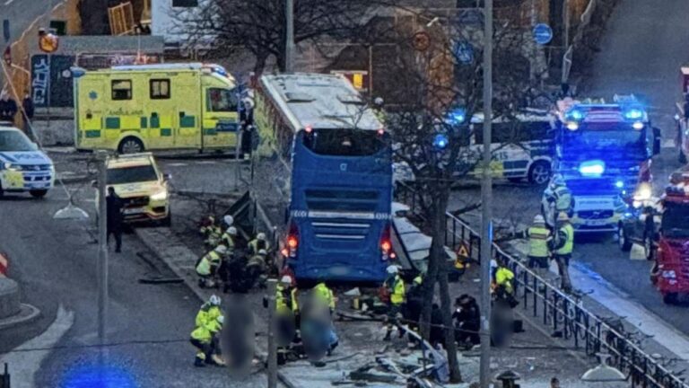 Stockholm’de Otobüs Durağa Çarptı: Olay Yerinden Güncel Bilgiler