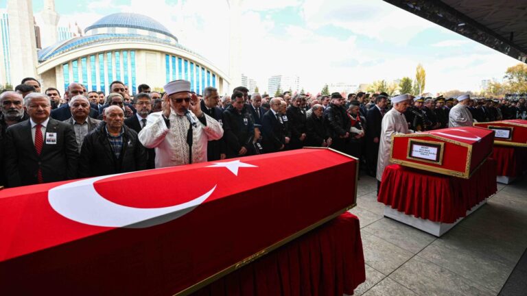 Türkiye kahraman şehitlerini uğurluyor
