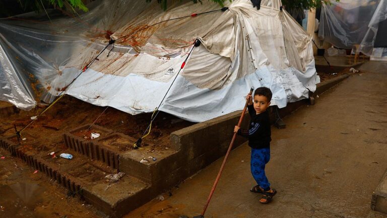 UNICEF: Gazze’deki çocuklar çadırlarda kuru giysi ve yatak olmadan uyuyor