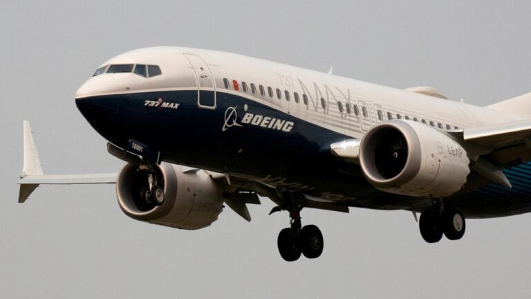 13 yıldır kayıp olan Boeing uçağı park alanında bulundu