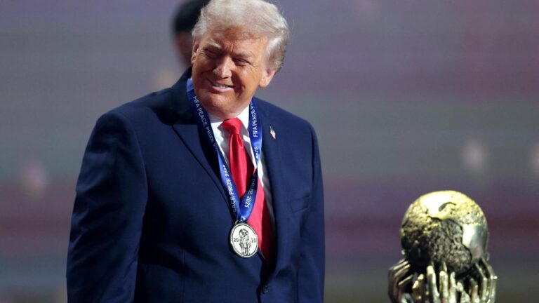 ABD Başkanı Trump’a "FIFA Barış Ödülü" verildi