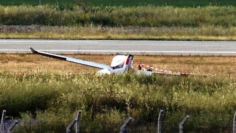 ABD’de bir kişi, kaçırmaya çalıştığı küçük uçakla havalanamadan kaza yaptı