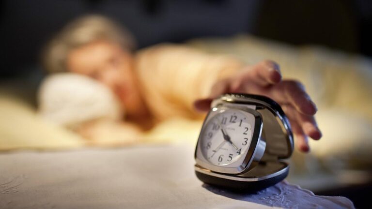 Alarm çalmadan önce uyanıyor musunuz? Milisaniyelik uyanışın sebebi ne?