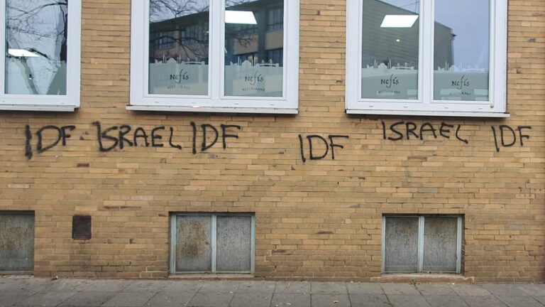Almanya’da iki Türk camisine düzenlenen saldırıda duvarlara "İsrail" ve "IDF" yazıldı