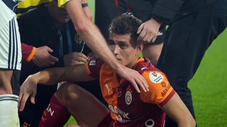 Derbide sahaya çakmak atan taraftar gözaltında