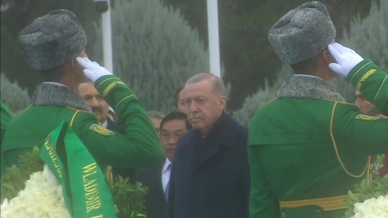 Erdoğan, Aşkabat’ta Tarafsızlık Anıtı’na çelenk koyma törenine katıldı