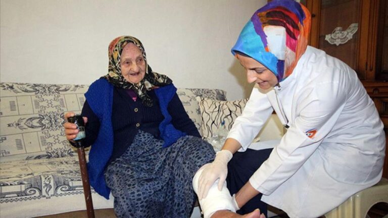 "Evde Bakım Yardımı"na 3 yılda 143 milyar lira destek