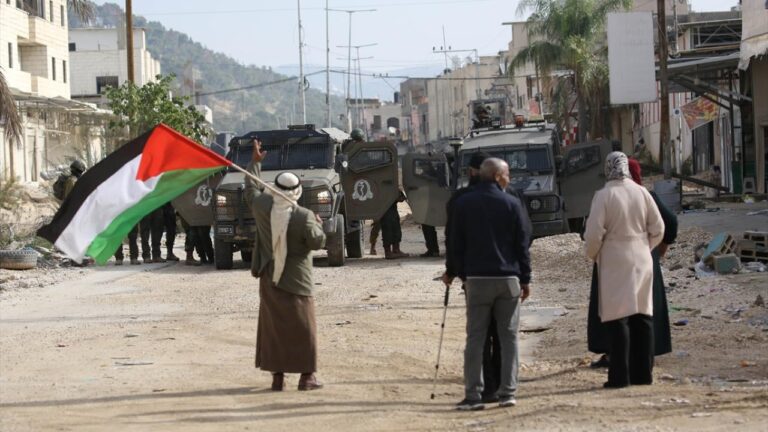 Gazze’de katil İsrail askerlerinin açtığı ateşte 3’ü çocuk 4 Filistinli yaralandı