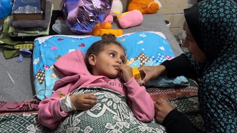 Gazze’de tedavi olamayan çocuklar, hastane köşelerinde ölümle pençeleşiyor