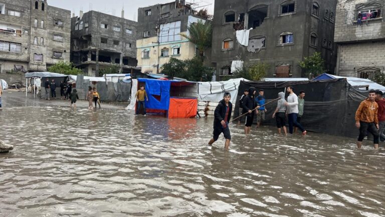 Gazze’deki Sağlık Bakanlığı: Su altında kalan çadırda bir bebek soğuktan öldü