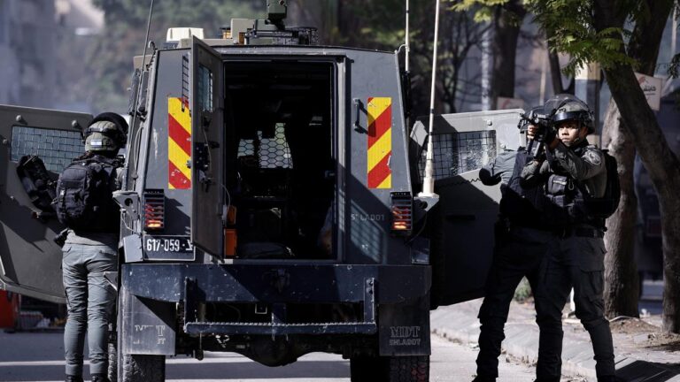 İşgalci İsrail askerleri Batı Şeria’da 2 Filistinliyi gözaltına aldı
