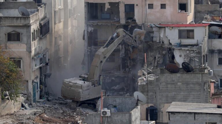 İşgalci İsrail ordusu, Batı Şeria’da temmuz ayında öldürdüğü Filistinlinin evini yıktı