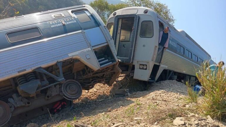 Meksika’da yolcu treninin raydan çıkması sonucu 13 kişi öldü, 98 kişi yaralandı