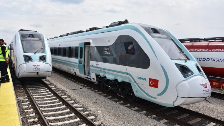 Raylarda yerli güç: Milli tren setlerinde bir haftada 4 teslimat