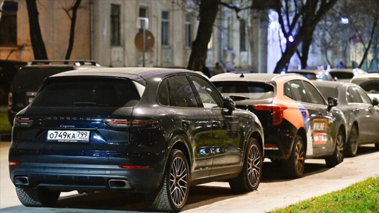 Rusya’da yüzlerce Porsche sahibi araçlarını çalıştırmakta sorun yaşadı