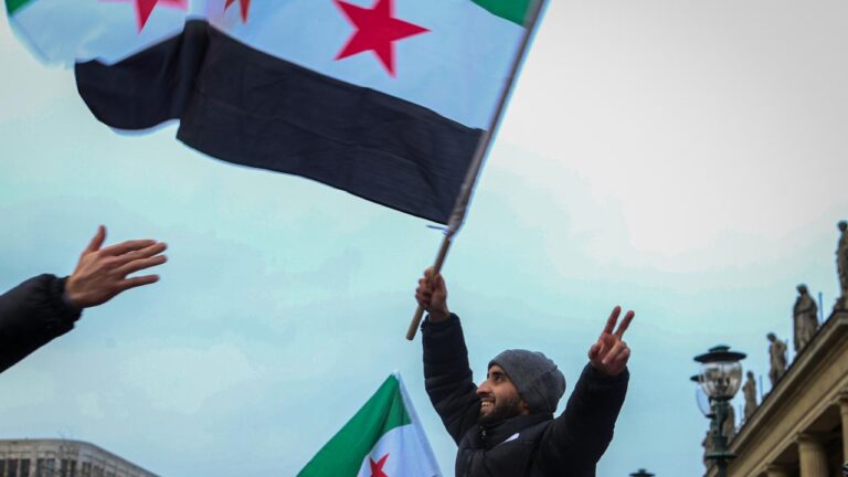 Suriye’de 61 yıllık Baas rejimin deviren halk, geleceğe umutla bakıyor