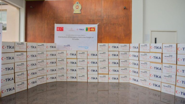 TİKA, Sri Lanka’daki sel mağdurlarına yardım malzemesi ulaştırdı