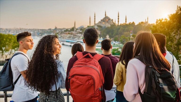 ÜNİDES ile gençler destekleniyor