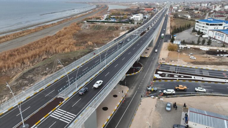 Van Çevre Yolu’nun 28 kilometrelik iki etabı açıldı